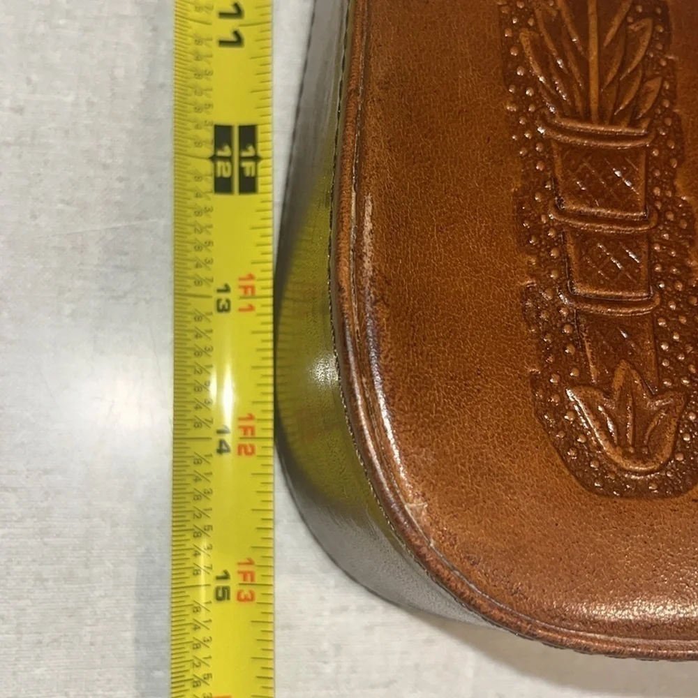 VEUC LEATHER SHOULDER BAG SM. TO MED. MADE IN MEXICO AS FEATURED ON THE FRONT. - Picture 6 of 12